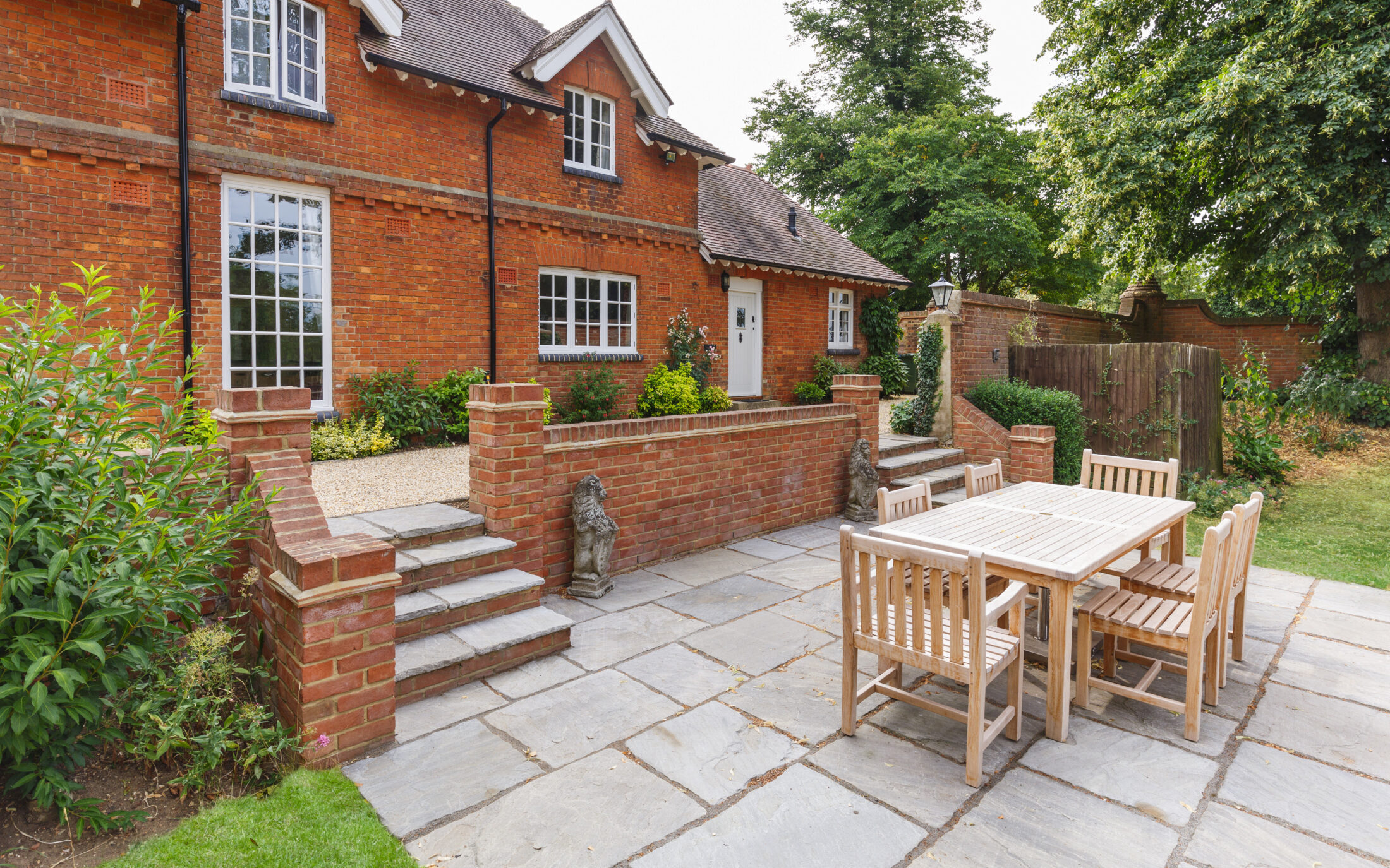 Large English house and garden 1024193648 3869x2579